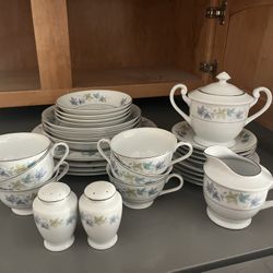 Bristol Fine China Set – Made in Japan – $60