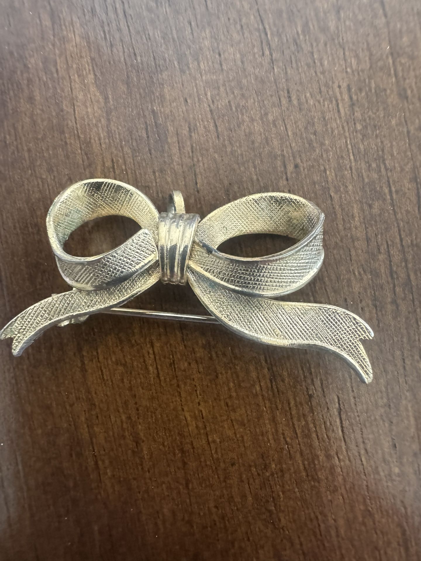 Vintage gold toned ribbon bow brooch pin
