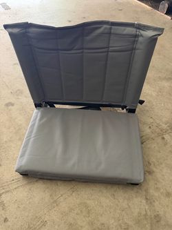 Folding stadium cushioned seat with pockets and backrest