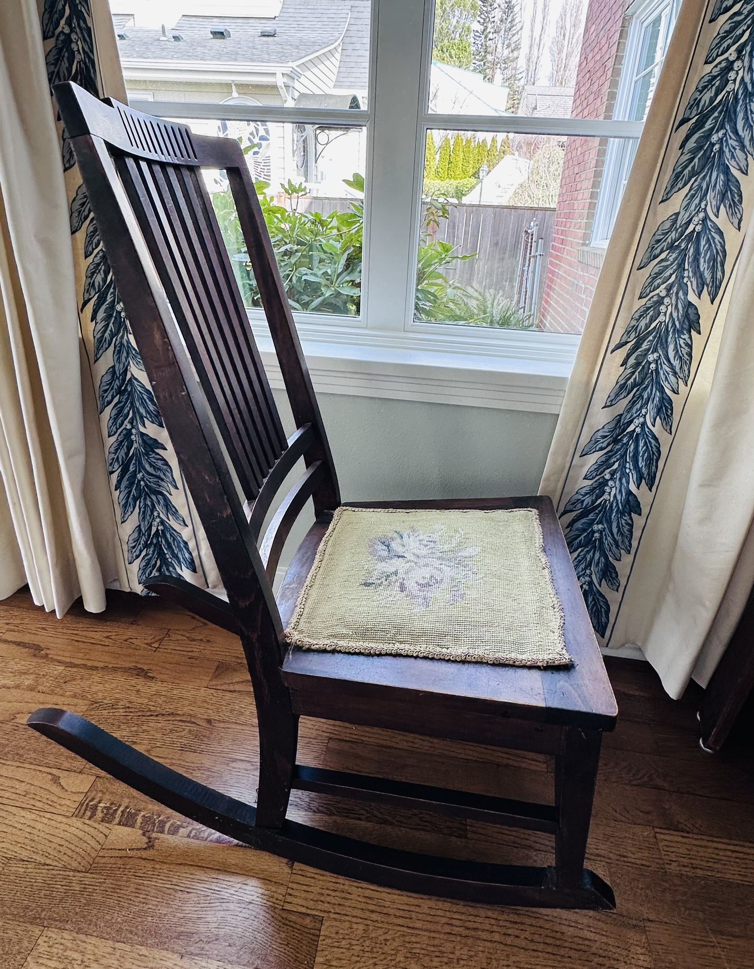 ANTIQUE ROCKING CHAIR