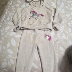 Sets for girls like new, size 2T, $12 each/Conjuntos para niñas como nuevos, talla 2 años, $12 c/u