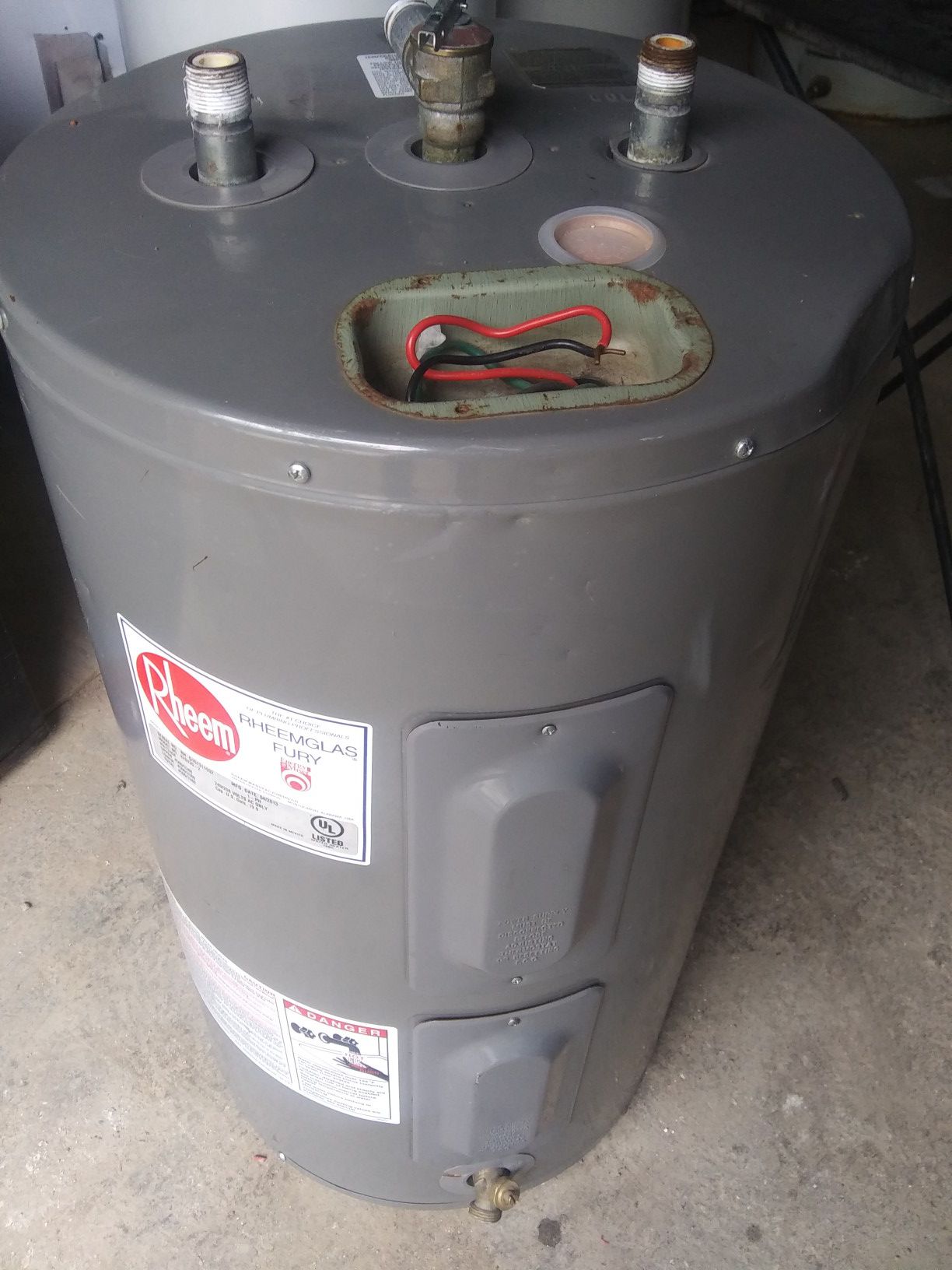 20 gal ELECTRIC 110v water heater in good working condition with WARRANTY
