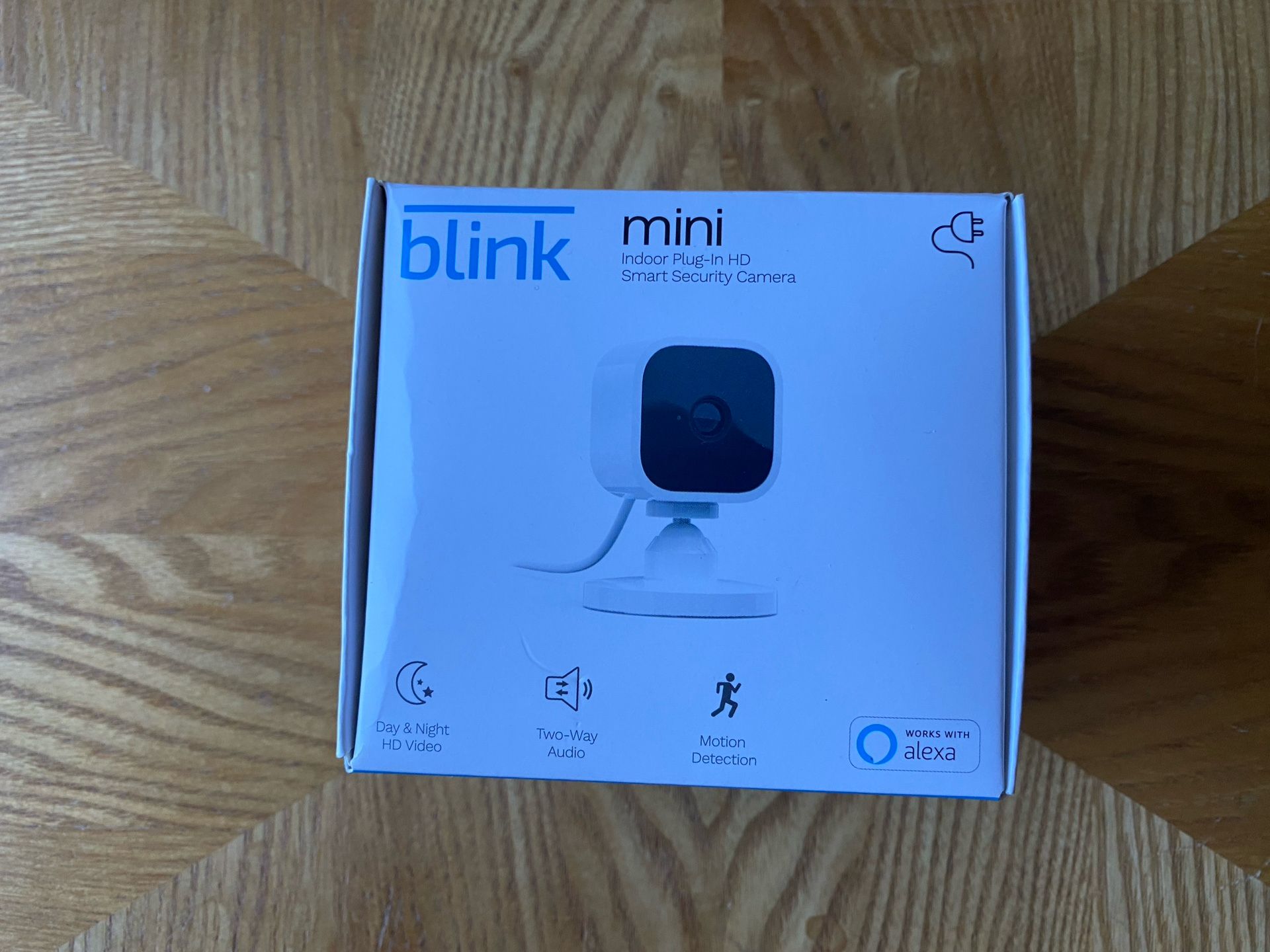 Blink Mini - Compact indoor plug-in smart security camera (white)