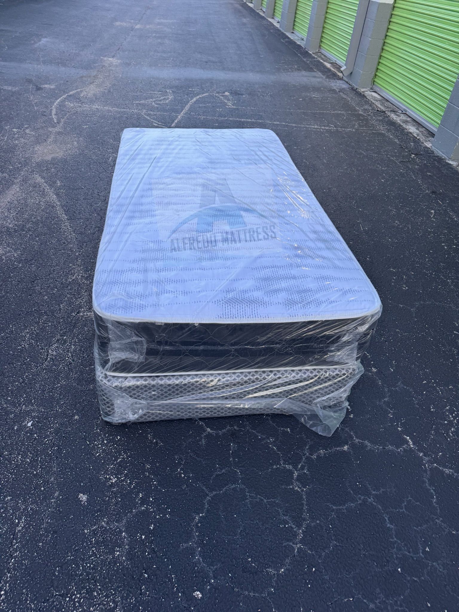 Twin mattress and box spring set (2pc - new)