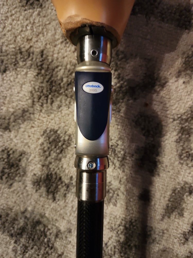 OTTOBOCK Otto Bock 3R95 Prosthetic Knee , Bulldog Collars and Carbon Fiber Shaft