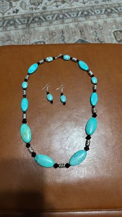 Southwestern style turquoise color necklace w earrings