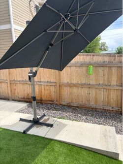 Large Cantilever Patio Umbrella w/ Cross Base – Excellent Condition