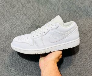 Jordan 1 Low ‘Triple White’ 2022 (Sz 8M/9.5W)
