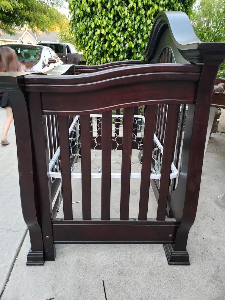Baby appleseed Davenport convertible crib