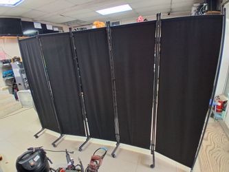 Black Divider. 5 panels metal frame, Polyester fabric.