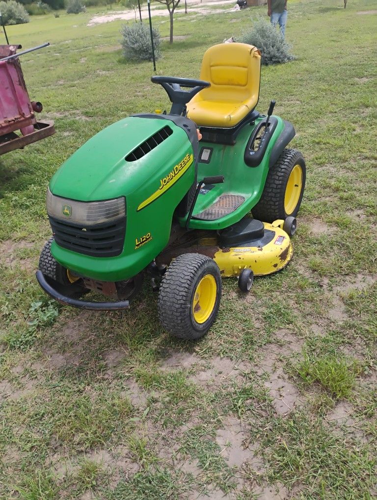 John Deer Ridding Lawn Tractor 20 HP  V-T Briggs And Stratton 