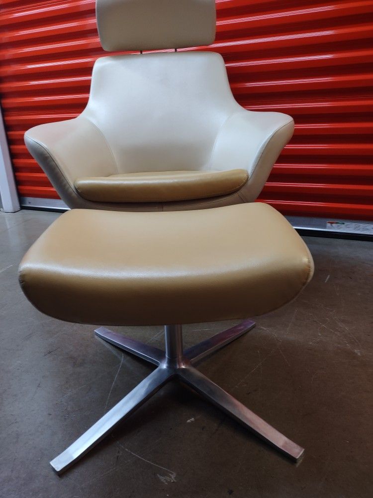 Steelcase Coalesse Bob Lounge Chair With Headrest and Ottoman In Like New Condition