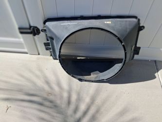 2006 Ford F150 XLT 5.4 Radiator Fan cover