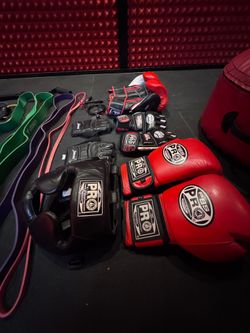 BOXING STUFF - STANDING HEAVY BAG AND BOXING GEAR
