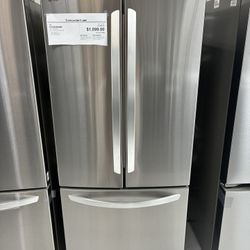 LG LFCS22520S 30-inch wide, 21.8 cu. ft. French Door refrigerator designed for kitchens with limited space