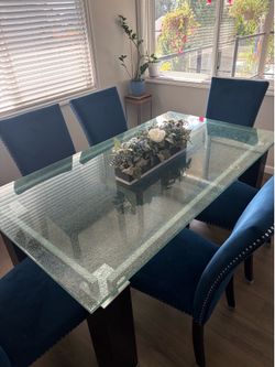 Beautiful Dining room table, 6 chairs