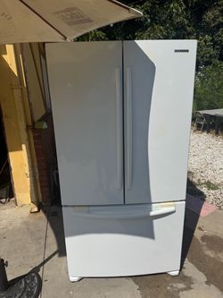 Samsung fridge / refrigerator with freezer bottom