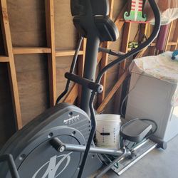 Nordic Track Elite 1300 Front Drive Elliptical Trainer