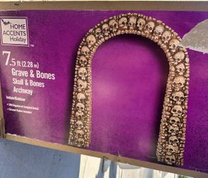 Home Accents Holiday 7.5 ft Skull & Bones Archway