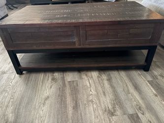 Lift-Top Coffee Table with Hidden Storage & Wheels – Excellent Condition