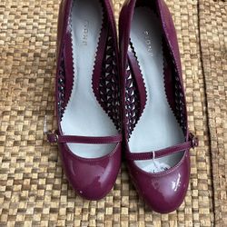 Magenta Heels With Gold Buckle-size 6 NEW 