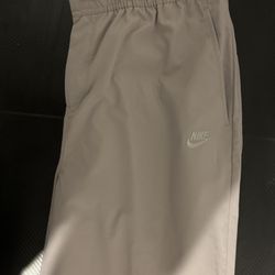 Nike Club Woven Pants – Standard Fit, Tapered