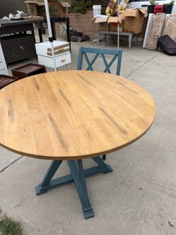 table round comes with 4 matching chairs