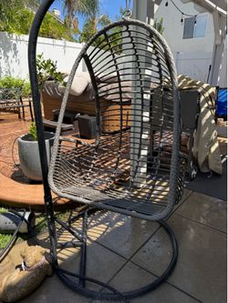 2 Egg chairs
