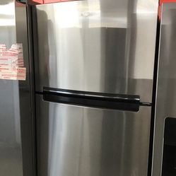 New Scratch And Dent Whirlpool 17.6 Cu Ft Stainless Steel Top And Bottom Fridge. 1 Year Warranty 