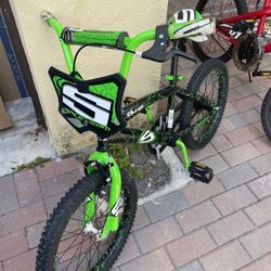 18" Dynacraft Surge Boys BMX Bike,  Age 6-9 Years,  with Helmet / Bicicleta Para Niños Con Casco