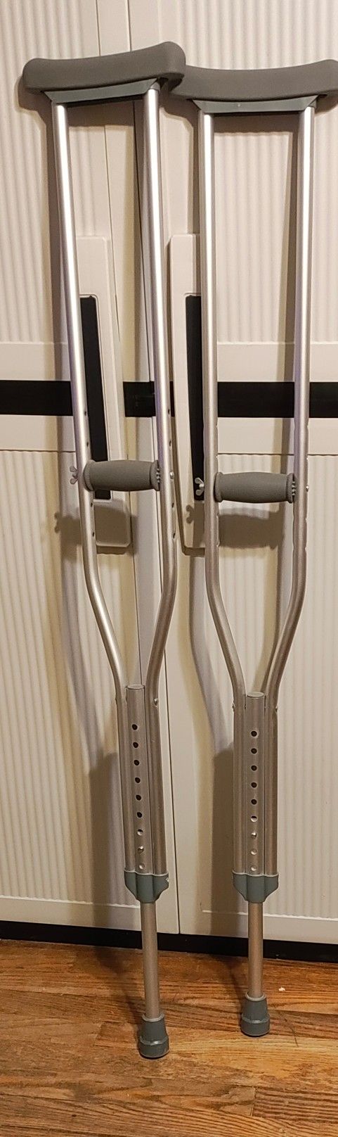 Aluminum Adjustable Crutches