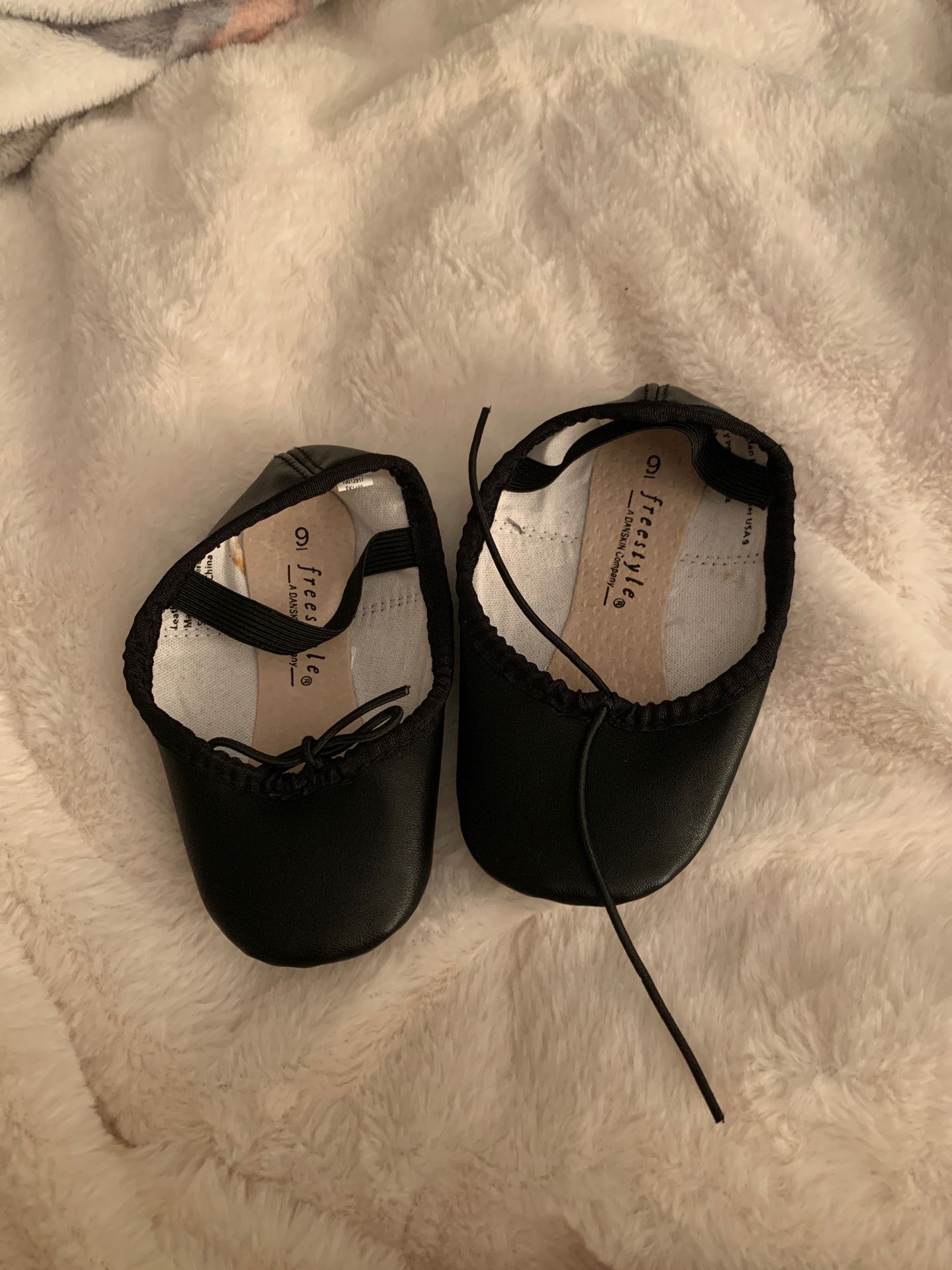 Freestyle ballet shoes sz 9, new without tags.