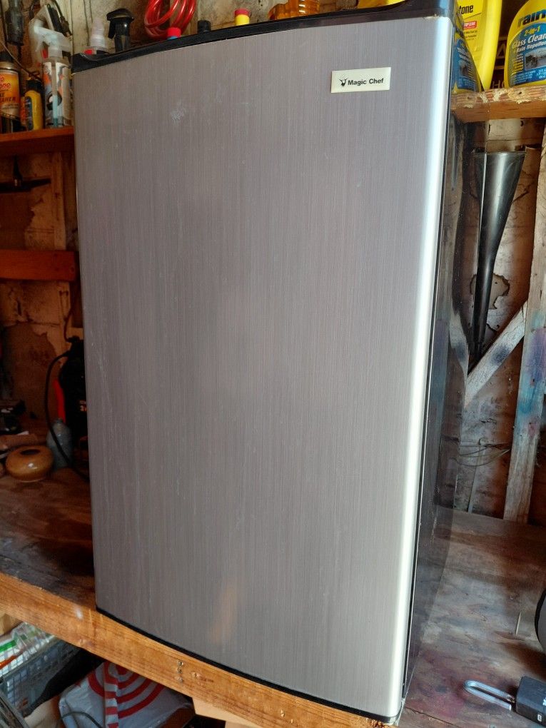 Mini Fridge Magic Chef
