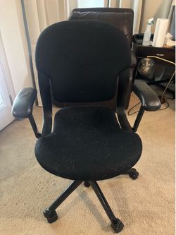 Black desk chair