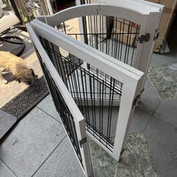 Gate De Madera Tiene Detalles 