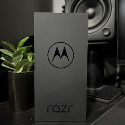 Brand New! Motorola - razr 2024 256GB (Unlocked) - Grey