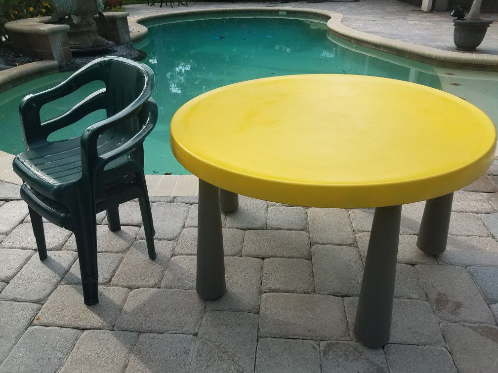 Table "Kids Play Table" 5 Legged Plastic Table with 2 Hunter Green Chairs. Great for inside or outside