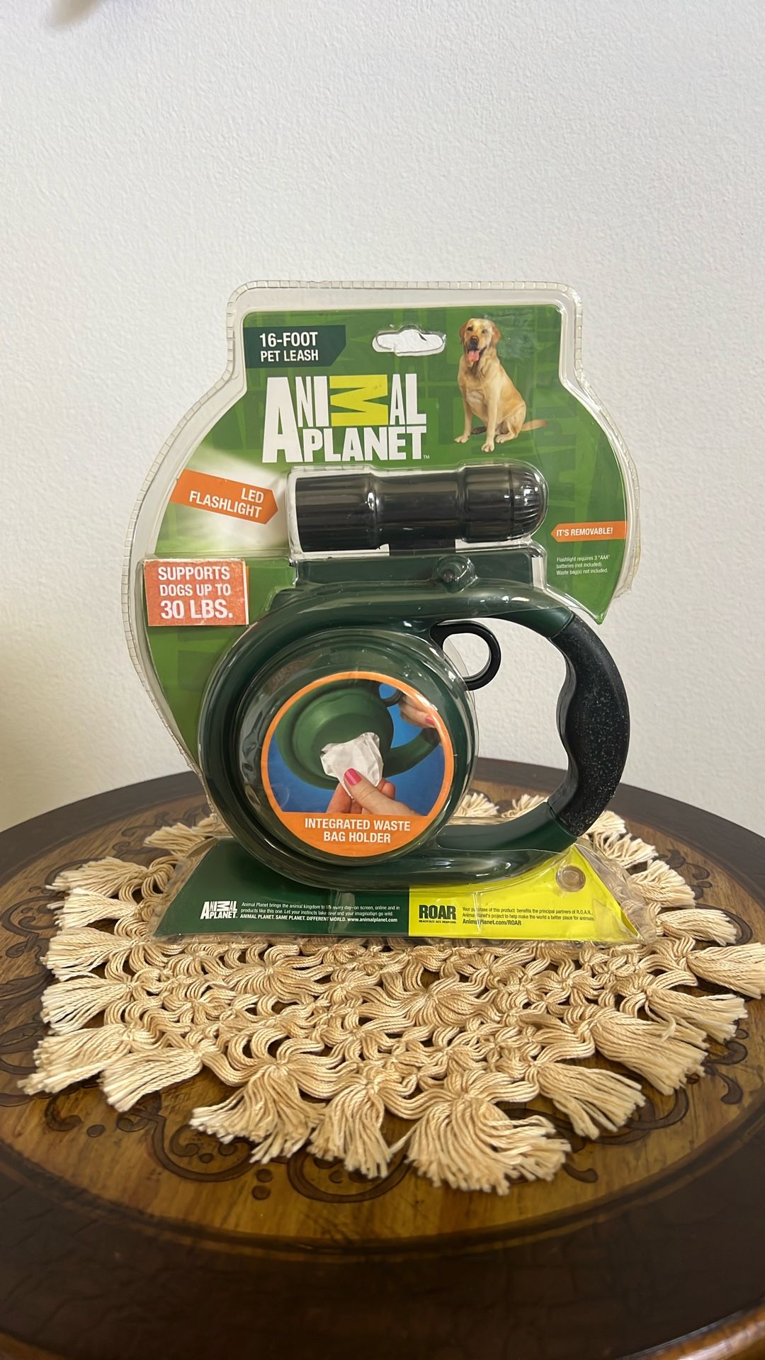 ANIMAL PLANET GREEN RETRACTABLE DOG 16 FT LEASH+LED FLASHLIGHT+WASTE BAG HOLDER