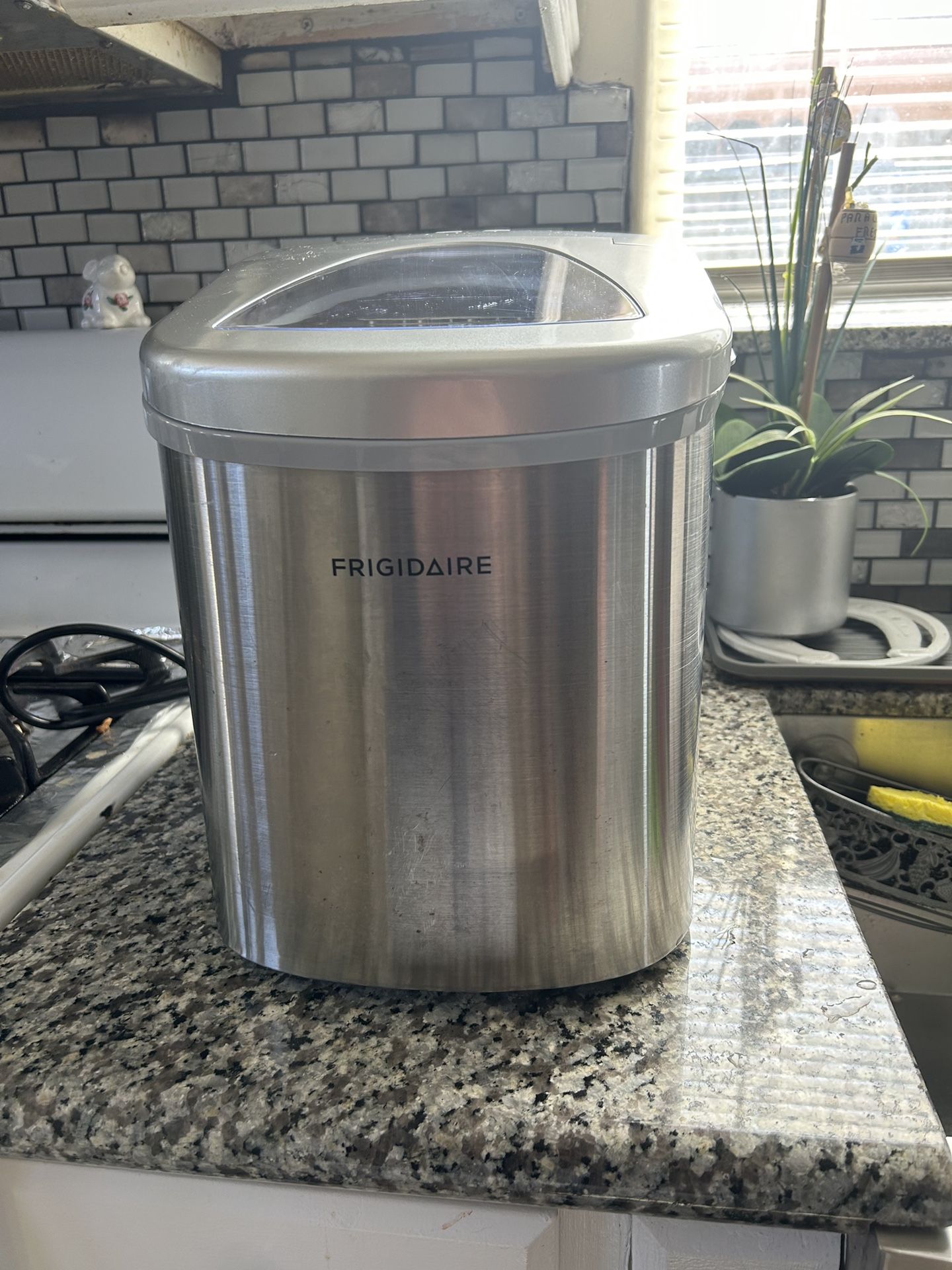 Frigidaire Ice Machine for Sale in Bakersfield, CA OfferUp