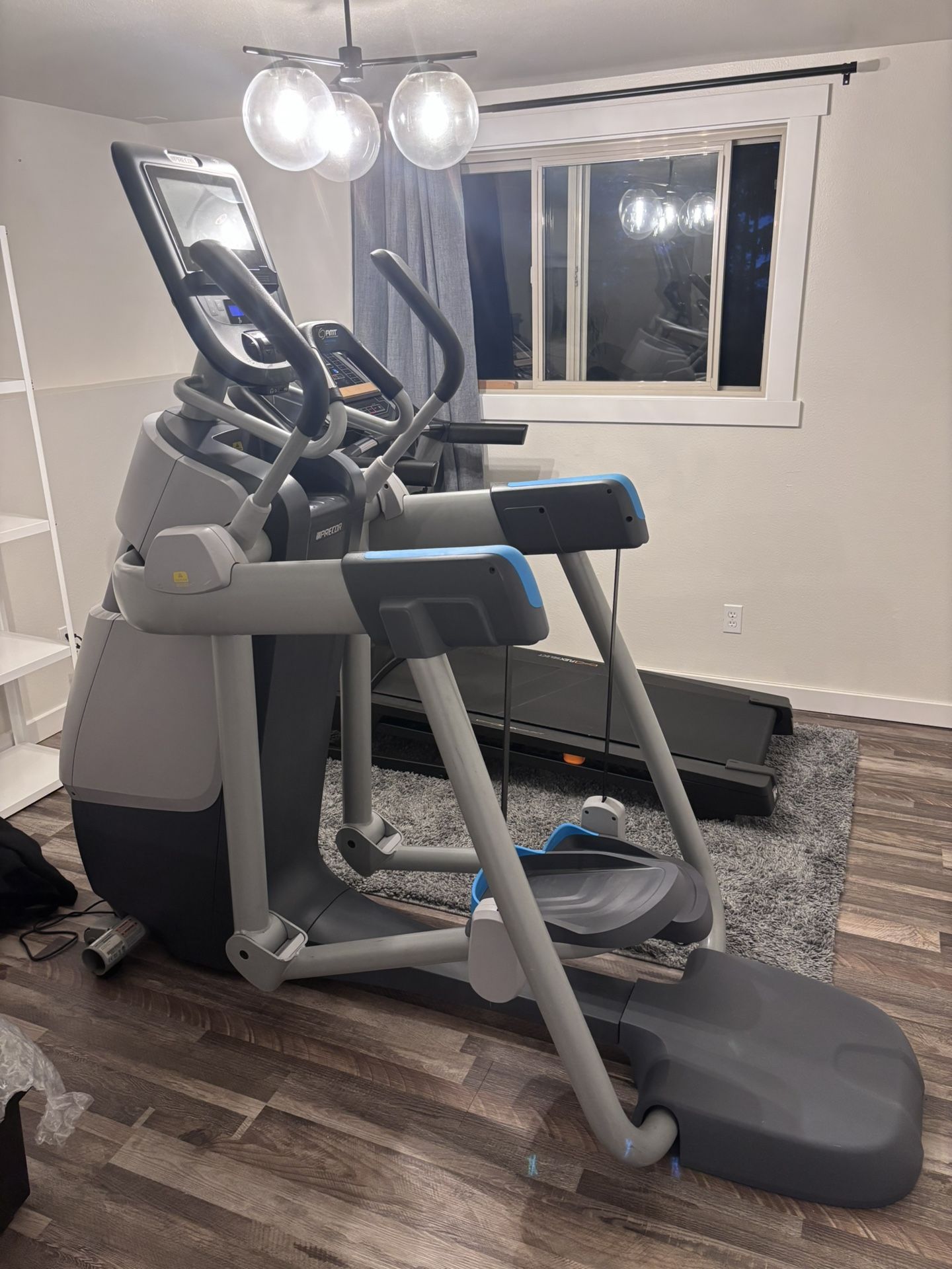 Precor 885 Elliptical Trainer