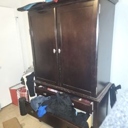 Armoir Dark Wood 