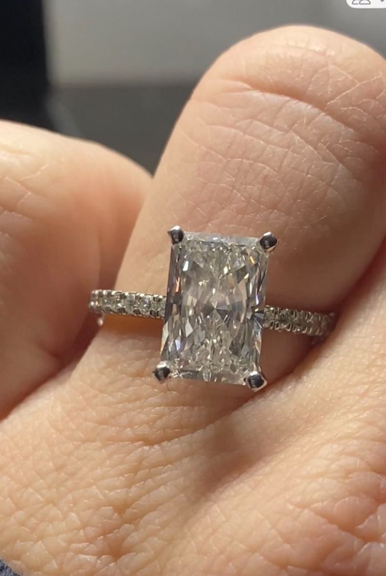 AMAZING Radiant Cut 3.25 carat Ring VS1, Color E , Elongated
