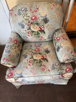 Ethan Allen vintage floral rolling chair in excellent condition