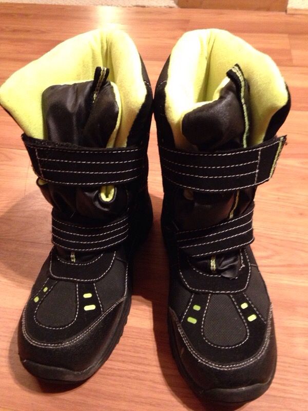 Big Kids snow winter black boots SZ. 6. Like new!