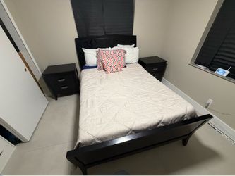 Twin bed with 2 night stands