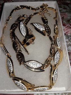 Jewelry set includes necklace, bracelet, earings and ring