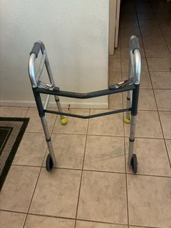 Walker, foldable and aluminum