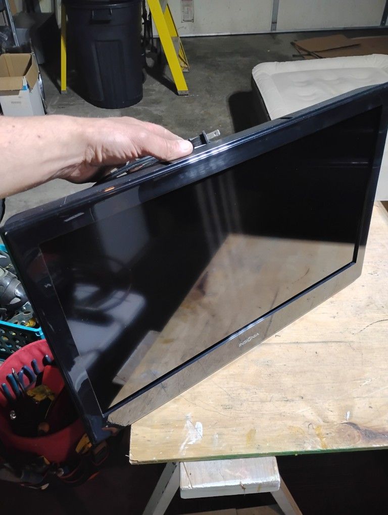 24" Insignia Plasma Screen TV And DVD Player Combo