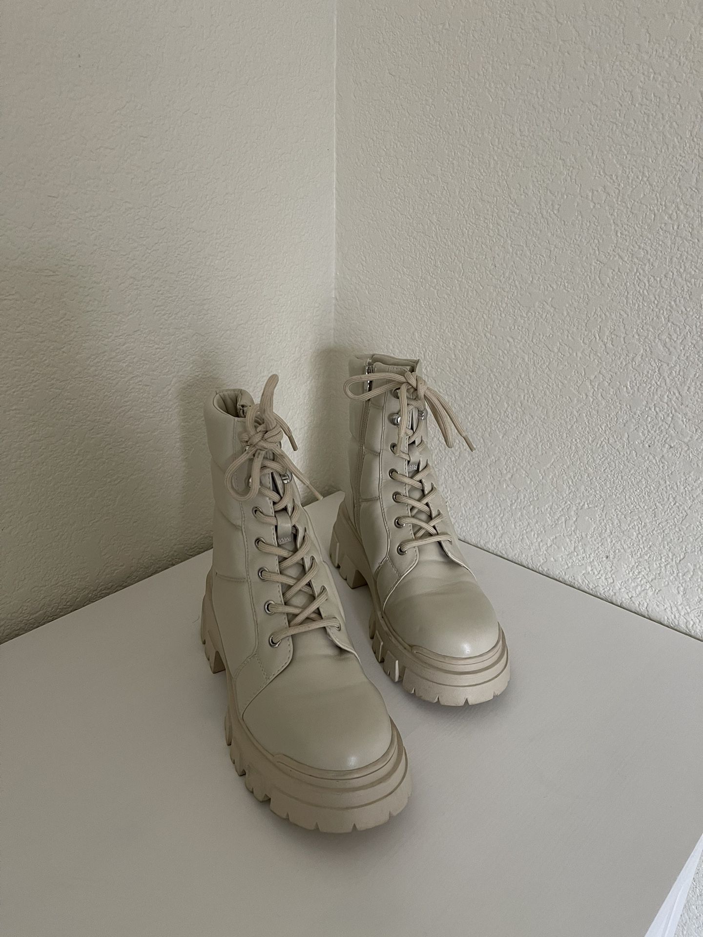 White Women boots( size 7,5)