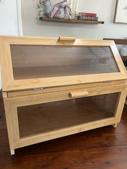 Wood bread box